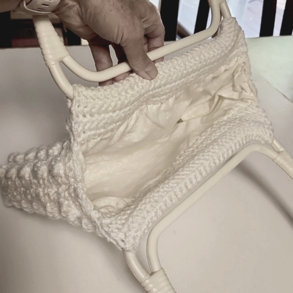 Beautiful crocheted white lined purse - new - Picture 3 of 6